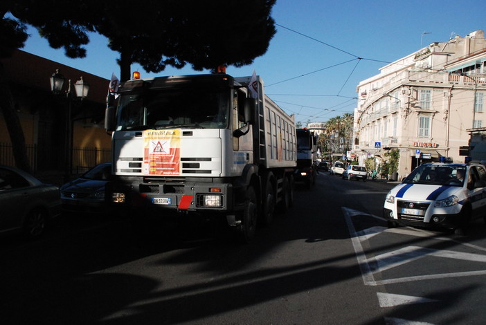 Clacson strombazzanti a Sanremo per la protesta degli 'edili' diretti verso Imperia