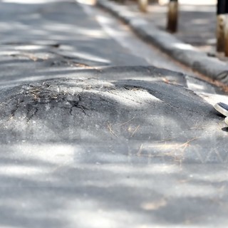 L'asfalto disastrato in via Margotti