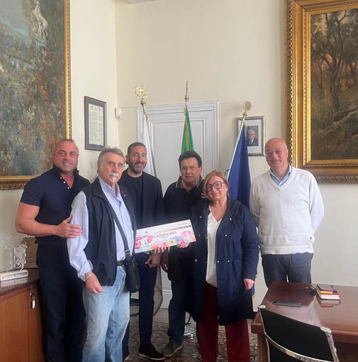 Bordighera premia “I Girasui” per il terzo posto a Sanremo in Fiore Bordighera premia “I Girasui” per il terzo posto a Sanremo in Fiore
