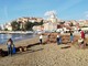 Imperia: annullato il corteo di 'Fridays for Future', gruppo di studenti decide di pulire la spiaggia d'oro (Foto)
