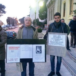 Imperia: il Consiglio Comunale si apre con la protesta dei residenti di via Santa Lucia, contestato il Sindaco