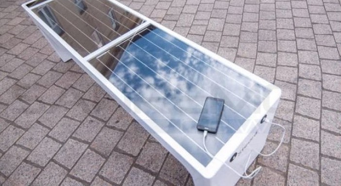 La panchina fotovoltaica con prese Usb