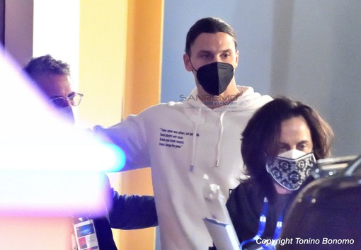 L'arrivo di Zlatan Ibrahimovic al Teatro Ariston (foto Tonino Bonomo)