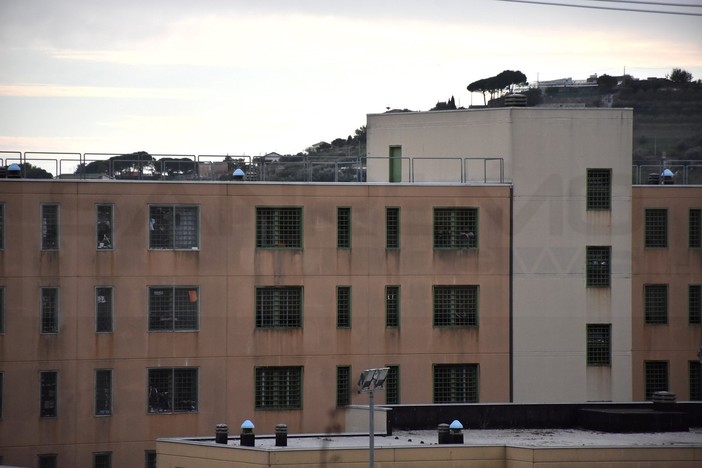 Far west nelle carceri di Valle Armea: detenuto ubriaco uscito per telefonare manda in frantumi un intero piano detentivo Far west nelle carceri di Valle Armea: detenuto ubriaco uscito per telefonare manda in frantumi un intero piano detentivo