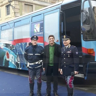 Dopo Carlo Conti anche 'Pif' sul truck della Polizia: incontro con la Stradale sulla sicurezza Dopo Carlo Conti anche 'Pif' sul truck della Polizia: incontro con la Stradale sulla sicurezza