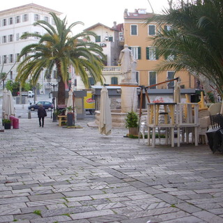 Sanremo: dehor e parcheggi 'selvaggi' ma anche escrementi di piccione, monta la protesta in piazza Siro Carli Sanremo: dehor e parcheggi 'selvaggi' ma anche escrementi di piccione, monta la protesta in piazza Siro Carli