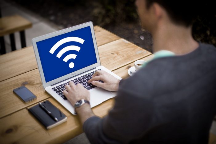 Wi-Fi gratuito in Riviera: cosa rischiano davvero i turisti