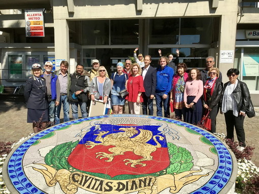 Diano Marina: pittori russi ieri 'en plein air' in tutta la cittadina per immortalarne le bellezze (Foto) Diano Marina: pittori russi ieri 'en plein air' in tutta la cittadina per immortalarne le bellezze (Foto)