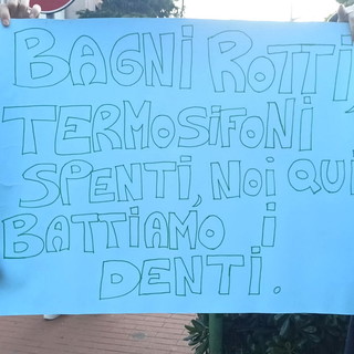 Ventimiglia, gravi problemi a scuola: sit-in degli studenti davanti al 'Fermi' (Foto e video) Ventimiglia, gravi problemi a scuola: sit-in degli studenti davanti al 'Fermi' (Foto e video)