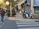 Sanremo: cadono pezzi di una persiana in corso Garibaldi, porzione di marciapiede chiuso ai passanti (Foto) Sanremo: cadono pezzi di una persiana in corso Garibaldi, porzione di marciapiede chiuso ai passanti (Foto)