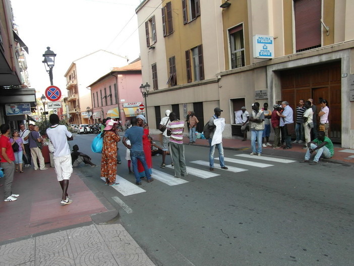 Lega Nord di Ventimiglia: "Si cancellino le scritte offensive contro la Polizia!"