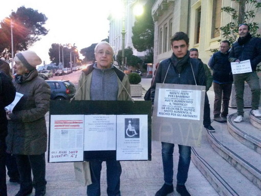 Imperia: il Consiglio Comunale si apre con la protesta dei residenti di via Santa Lucia, contestato il Sindaco