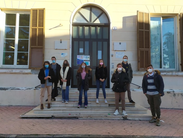 Imperia: rientro a scuola con scarsa sicurezza e problemi di orari e trasporti, oggi presidio in piazza Roma (Foto e Video) Imperia: rientro a scuola con scarsa sicurezza e problemi di orari e trasporti, oggi presidio in piazza Roma (Foto e Video)