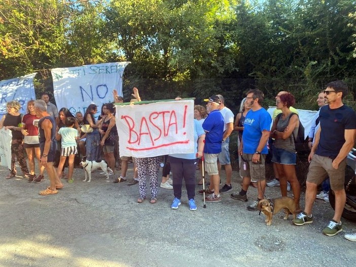 Genova: a Prà la protesta in strada contro la Rems di via Fedelini a poche ore dall’arrivo di Luca Delfino