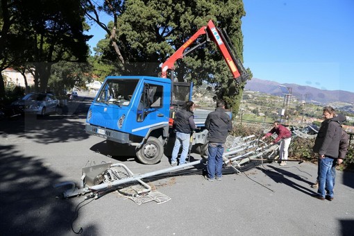 Vento forte in tutta la provincia: a Sanremo crollato il traliccio principale di Radio 103 alla Madonna della Guardia