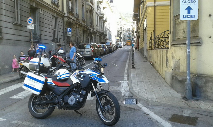 Sanremo: guasto ad un pullman in via Zefiro Massa, strada bloccata per consentire l'intervento