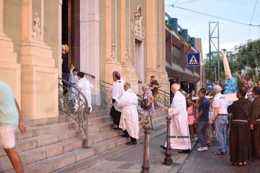 Sanremo: con il Vescovo Mons. Suetta ieri la processione per i festeggiamenti alla Parrocchia degli Angeli (Foto)