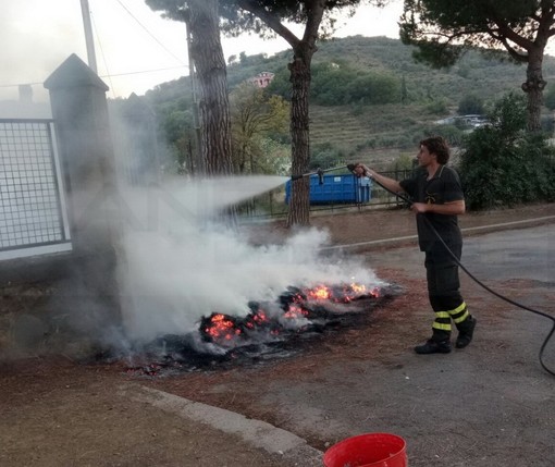 Imperia: piccolo incendio a Caramagna, intervento dei residenti grazie al nuovo gruppo 'Whatsapp' (Foto) Imperia: piccolo incendio a Caramagna, intervento dei residenti grazie al nuovo gruppo 'Whatsapp' (Foto)