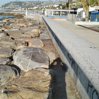 Sanremo: maleducati buttano immondizia sulla scogliera, stamattina il comune ha pulito l'area di Pian di Nave