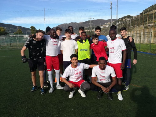 Sanremo: calcio, una amichevole tra gli studenti della 'Ragioneria sportiva' ed alcuni giovani migranti (Foto)