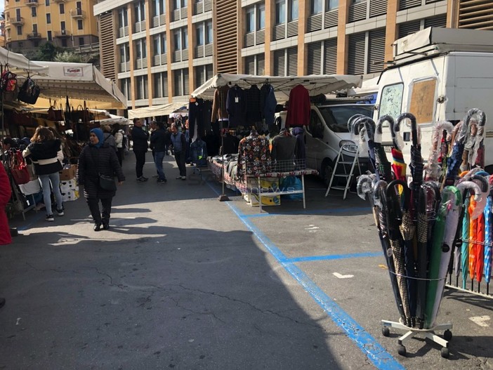 Le immagini dal mercato di piazza Eroi