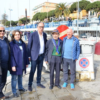 Sanremo: bottiglie, batterie da camion e due cartelli stradali trovati durante la 'Pulizia dei Fondali' al porto vecchio (Foto e Video)