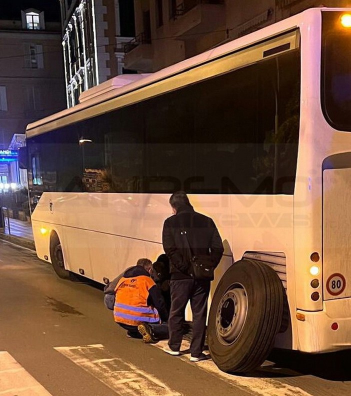 Sanremo: pullman perde una ruota in corso Matuzia, nessun ferito ma paura tra i passeggeri (Foto) Sanremo: pullman perde una ruota in corso Matuzia, nessun ferito ma paura tra i passeggeri (Foto)