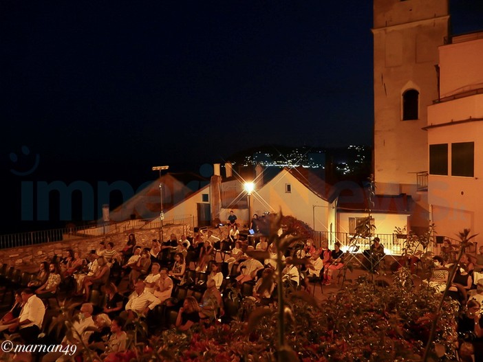 Cervo: ieri sera grande pubblico sul Sagrato dei Corallini per il vincitore del 'Premio Strega' Sandro Veronesi (Foto e Video) Cervo: ieri sera grande pubblico sul Sagrato dei Corallini per il vincitore del 'Premio Strega' Sandro Veronesi (Foto e Video)