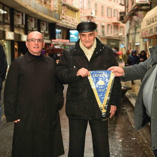 Il 78enne ommerciante di Sanremo Attilio Bonomo premiato per i suoi trascorsi militari