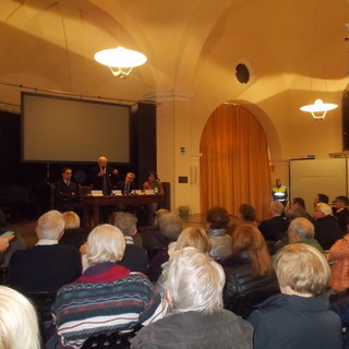 Presentato oggi pomeriggio all'ex Anglicana il libro ed il video 'Bordighera giardino d'Europa' di Raul Zaccari (Foto) Presentato oggi pomeriggio all'ex Anglicana il libro ed il video 'Bordighera giardino d'Europa' di Raul Zaccari (Foto)