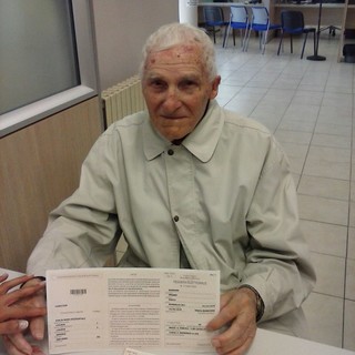 Sanremo: 100 anni di ammirevole senso civico, gli auguri degli addetti del servizio elettorale a Paolo Priano