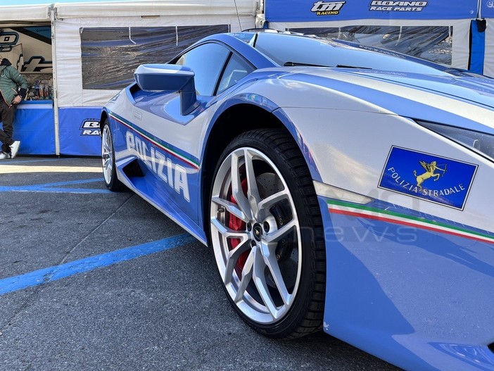 Polizia Stradale salva un uomo dal viadotto Santa Lucia sulla A10 Polizia Stradale salva un uomo dal viadotto Santa Lucia sulla A10