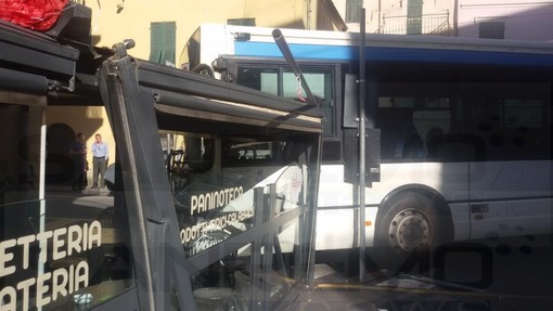 Taggia: autobus al capolinea di piazza IV Novembre si rimette in marcia e sfonda parte di un dehor (Foto e Video)