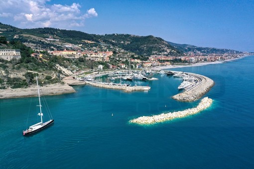 Ventimiglia: cadavere di un uomo trovato sugli scogli, intervento del medico legale e della Guardia Costiera