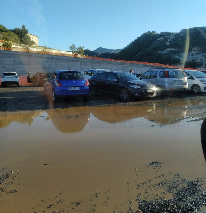Vallecrosia: parcheggio delle scuole allagato, duro attacco del consigliere Perri “Situazione inaccettabile”
