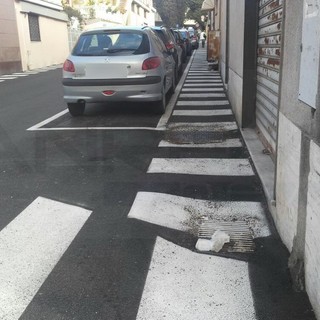 Imperia: pannolino sporco per tre giorni consecutivi in via Pindemonte, lettore non resiste più e lo fotografa