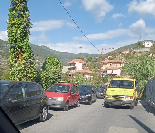 Sanremo: parcheggio selvaggio 'continuo' in strada Borgo Tinasso, la lamentela di un lettore (Foto)