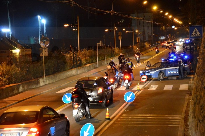 Sanremo: antiterrorismo, posto di blocco alla periferia Ovest della città, controllate già molte auto Sanremo: antiterrorismo, posto di blocco alla periferia Ovest della città, controllate già molte auto