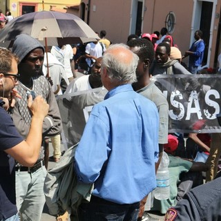 Ventimiglia: termina la 'mediazione' del Sindaco Ioculano, alcuni migranti tornano a Sant'Antonio (Foto e Video) Ventimiglia: termina la 'mediazione' del Sindaco Ioculano, alcuni migranti tornano a Sant'Antonio (Foto e Video)