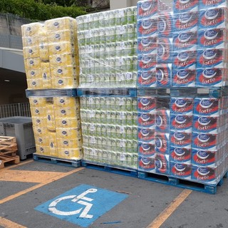 Ventimiglia: parcheggio per portatori di handicap occupato dalla merce, la protesta degli 'Amici dei Disabili' (Foto)