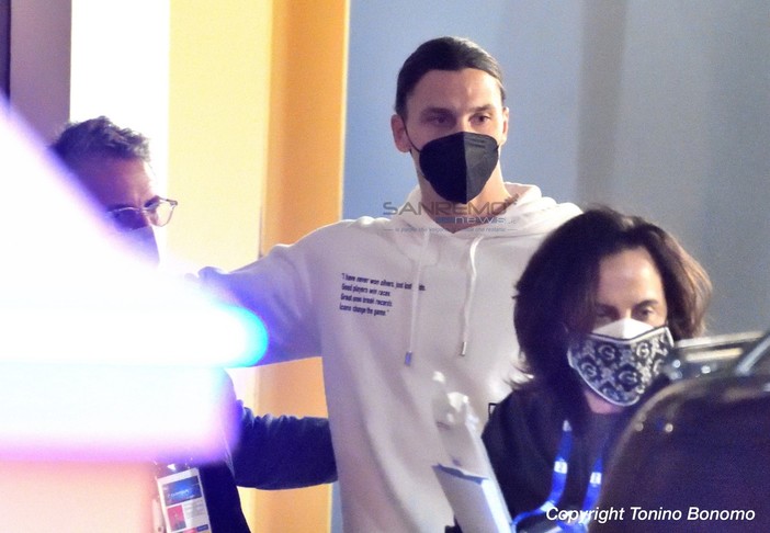 L'arrivo di Zlatan Ibrahimovic al Teatro Ariston (foto Tonino Bonomo) L'arrivo di Zlatan Ibrahimovic al Teatro Ariston (foto Tonino Bonomo)