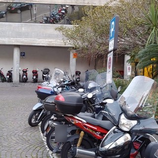Sanremo: divieto di sosta alla stazione per lavori, ma si parcheggia ugualmente ed il cantiere non si vede (Foto)