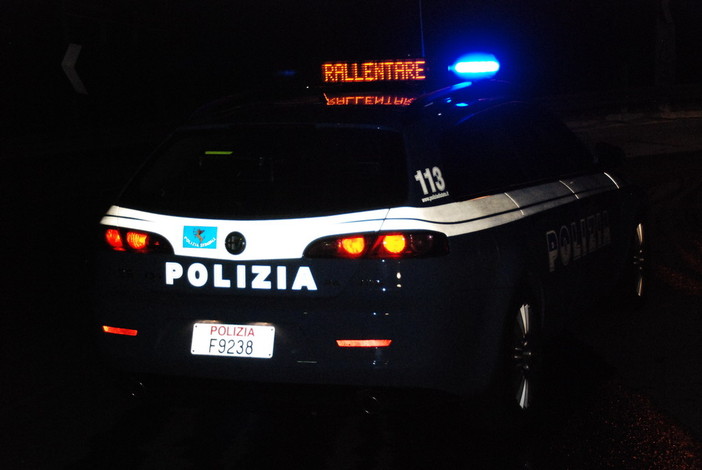 Sanremo: lite tra ex conviventi finisce con due ferite da coltello in corso Inglesi, indagini della Polizia