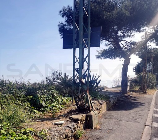 Tralicci del filobus a rischio crollo sulle strade: ieri è successo a Bordighera, ma ecco un altro a rischio a Sanremo (Foto) Tralicci del filobus a rischio crollo sulle strade: ieri è successo a Bordighera, ma ecco un altro a rischio a Sanremo (Foto)