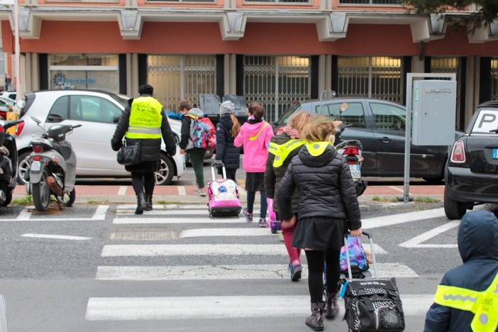 Diano Marina: da domani a a giovedì la sperimentazione del servizio 'Pedibus', due le linee previste Diano Marina: da domani a a giovedì la sperimentazione del servizio 'Pedibus', due le linee previste