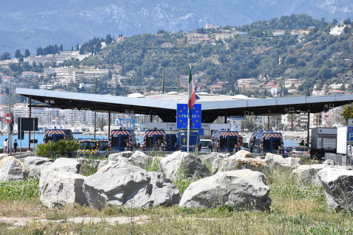 Dopo quella leggera ecco il progetto di una metropolitana sotterranea che potrebbe unire Nizza con Montecarlo e soprattutto Ventimiglia Dopo quella leggera ecco il progetto di una metropolitana sotterranea che potrebbe unire Nizza con Montecarlo e soprattutto Ventimiglia