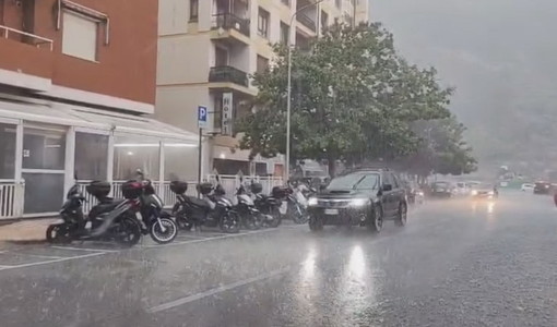 Maltempo nell’Imperiese, piogge intense nell’entroterra e mini tromba d'aria a Ventimiglia: allagamenti, grandine e numerosi interventi Maltempo nell’Imperiese, piogge intense nell’entroterra e mini tromba d'aria a Ventimiglia: allagamenti, grandine e numerosi interventi