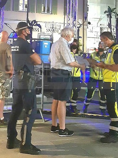 Sanremo: prima manifestazione con il 'Green Pass', lo esibiscono gli spettatori di 'Rock in the Casbah' (Foto) Sanremo: prima manifestazione con il 'Green Pass', lo esibiscono gli spettatori di 'Rock in the Casbah' (Foto)