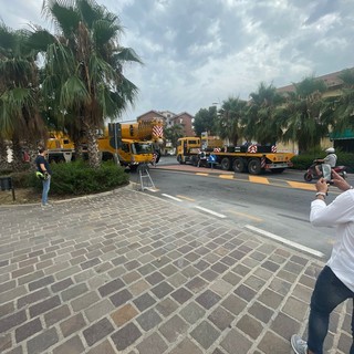 Iniziate a San Bartolomeo al Mare le operazioni di posa del nuovo ponte di via Roma (foto e video)