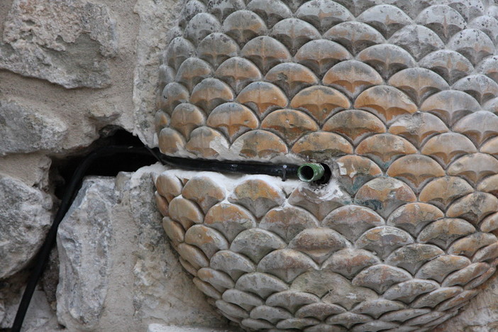 Sanremo: fontanella nel centro storico sfregiata, intervento dell'Accademia della Pigna